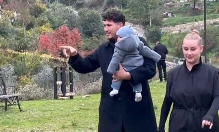 Me fëmijën me vete, kandidati i pavarur në Tepelenë: Dilni votoni…