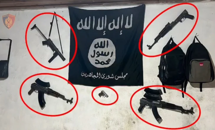 Me flamurin e ISIS në banesë, dalin pamjet nga arrestimi dy të rinjve në Pukë: Qëlluan me armë ndaj RENEA-s