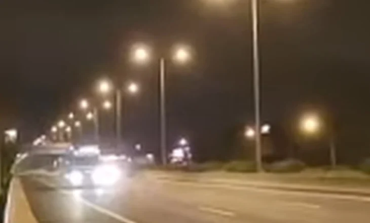 Me shpejtësi 230 km/orë dhe “tapë” në timon, policia ndjek shoferin me motor për ta arrestuar
