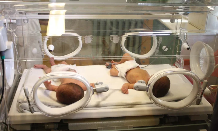 Më shumë vdekje se lindje/ Raporti i INSTAT për popullsinë! Ja qarqet me bilanc negativ