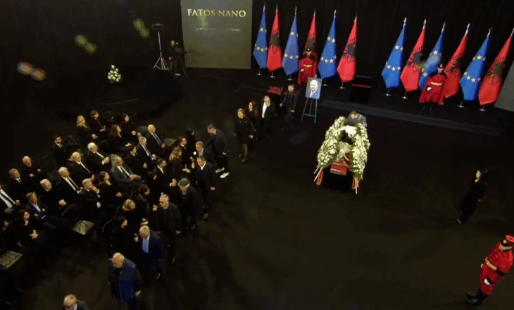 “Me topa, me lule, me lot…”/ Ish-kryeministri Fatos Nano prehet në varrezat e Sharrës