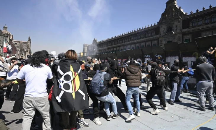 Meksika “pushtohet” nga “Gen Z”! Shpërthejnë protestat kundër presidentes, përleshjet lënë 120 të plagosur