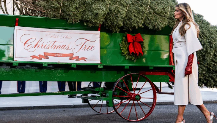 Melania Trump merr pemën e Krishtlindjeve në Shtëpinë e Bardhë