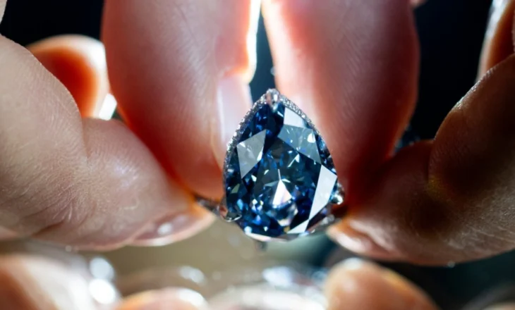 Mellon Blue, diamanti i rrallë blu shitet për 25 milionë dollarë në ankandin e Christie’s