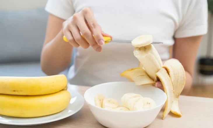 Mëngjes, pasdite apo mbrëmje: Si ndikojnë bananet në trup në varësi të kohës kur i hani