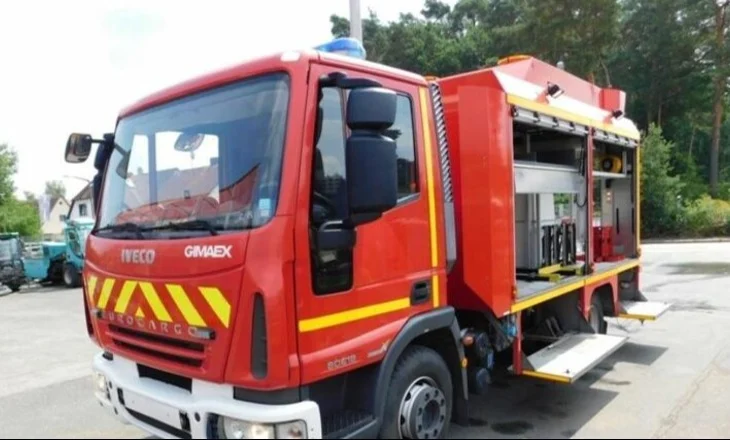 Merr flakë makina në Vlorë, digjet edhe mjeti që ndodhej në afërsi të saj