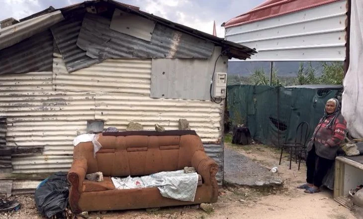 Mes skamjes e sëmundjes, apeli për ndihmë i nënës në Delvinë: Bashkia nuk na ndihmon, po jetojmë si qeni