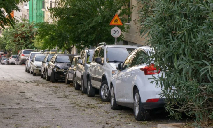 Mijëra vende të parkimit publik rrezikohen të hiqen, ja në cilin qytet do të zbatohet