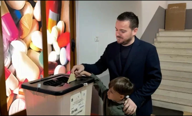 Ministri Andis Salla voton në Cërrik: Qytetarët të shprehin vullnetin e tyre