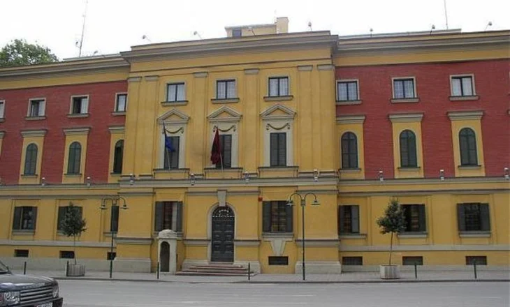 Ministria në zi/ Zëvendësministri ndaj lajmin e hidhur, ndërron jetë një nga punonjëset e ministrisë (Emri)