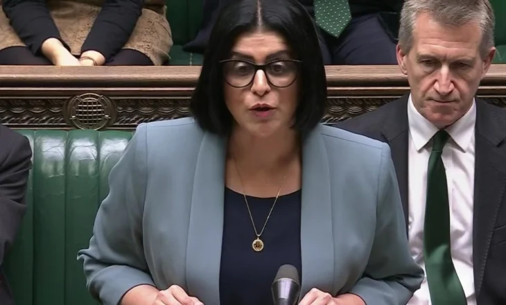Ministrja e Brendshme britanike në parlament: Gati dëbimi 700 familjeve shqiptare