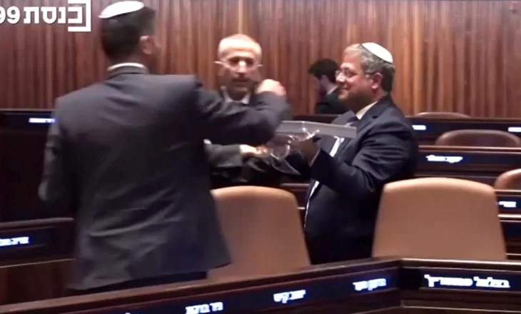 Miratohet dënimi me vdekje për arabët, ministri izraelit shpërndan ëmbëlsira në Parlament