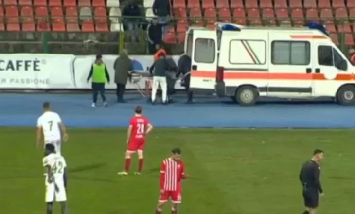 Momente paniku/ Ndërpritet ndeshja Skënderbeu-Lushnja, ndërhyn ambulanca