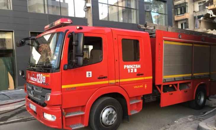 Momente paniku në Kryeqytet/ Familja e bllokuar nga flakët, dy fëmijët e mitur nxirren nga zjarrfikësit përmes…