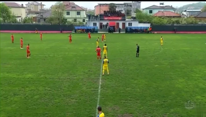 Momente tensioni në Kategorinë e Parë, portieri përplaset me shokun e skuadrës pas golit