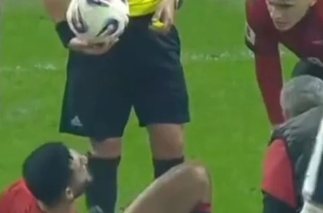 Momenti kur Kristjan Asllani e shihte i tronditur, mesfushori e vuajti dëmtimin e Armando Brojës