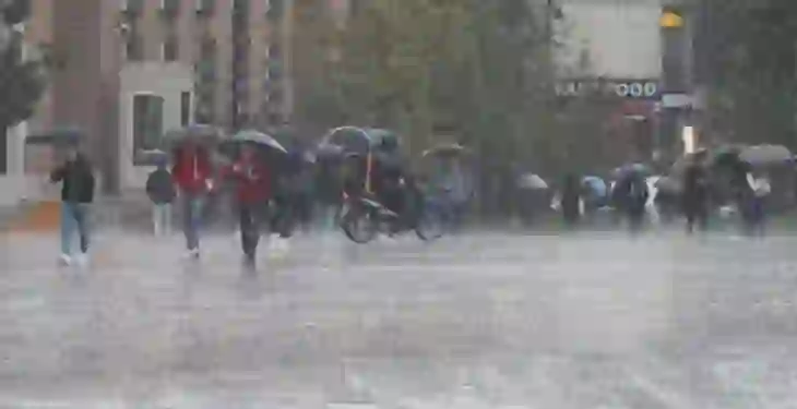 Mos harroni çadrat! Vranësira dhe reshje shiu, njihuni me parashikimin e motit për sot