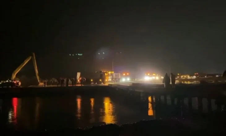 Moti i keq/ Çahet argjinatura e kënetës në Tale, përmbyten disa rrugë, uji rrezikon banesat