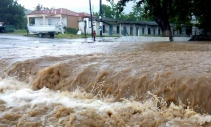Moti i keq godet Greqinë/ Fshatra të tërë në izolim, shtëpi dhe toka bujqësore të përmbytura