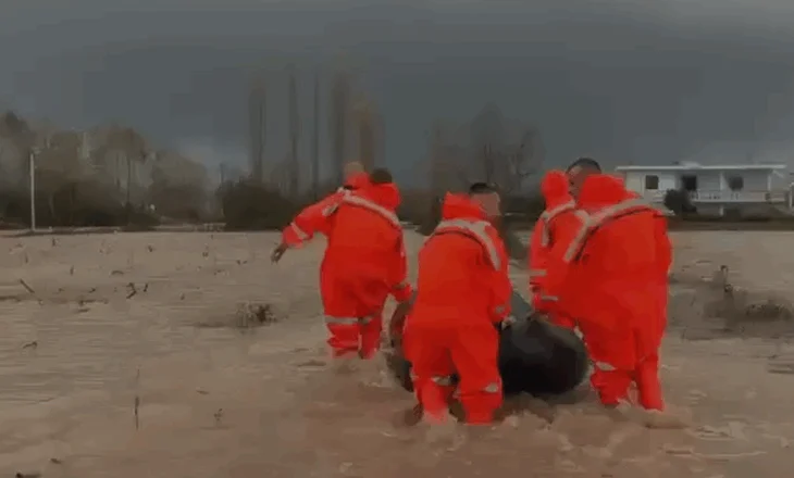 Moti i keq godet vendin, të paktën 110 banesa të përmbytura, Dibra, Korça dhe Mirdita pa drita