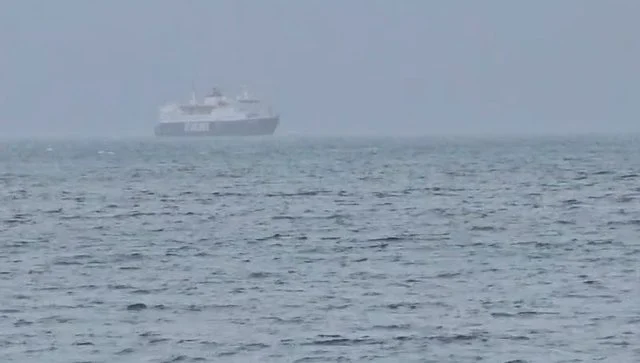 Moti i keq mbërthen vendin/ Trageti i linjës Brindisi-Vlorë nuk ankorohet në port, shkak erërat e forta dhe dallgat