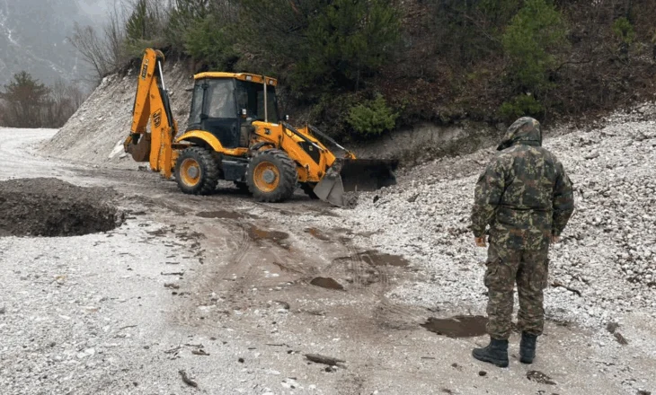 Moti i keq, në Gjirokastër disa akse të bllokuar nga rrëshqitja e dherave