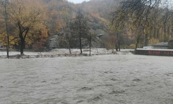 Moti i keq në Greqi/ Lumi Aliakmonas del nga shtrati, dëmtohet ura historike në Kostur dhe ndërpritet furnizimi me ujë