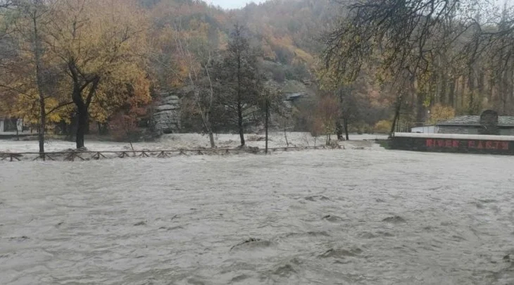 Moti i keq në Greqi/ Lumi Aliakmonas del nga shtrati, dëmtohet ura historike në Kostur