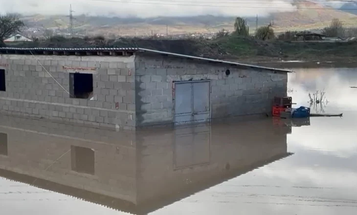 Moti i keq në Korçë/ Përmbytje në Turan dhe Gështenjas, dhjetëra banesa dhe stalla nën ujë