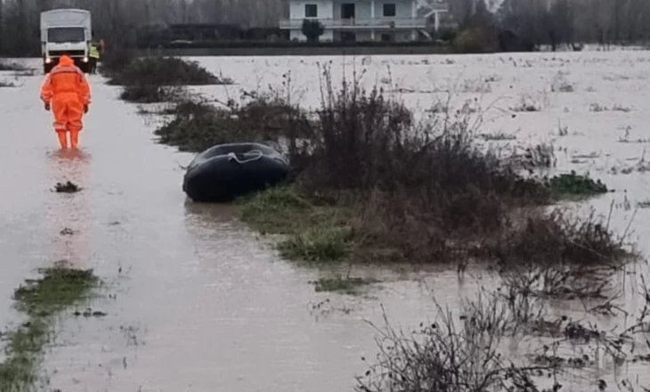 Moti i keq në vend/ Familja me pesë anëtarë në rrezik, banesa rrethohet nga uji në Thumanë