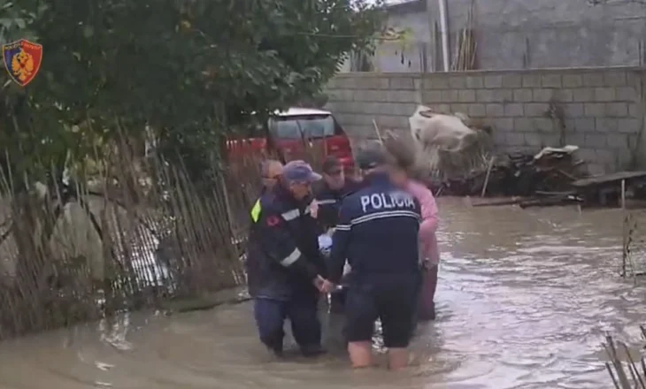 Moti i keq në vend, policia shpëton pesë persona nga përmbytjet në Dimal, mes tyre gruaja 100-vjeçare