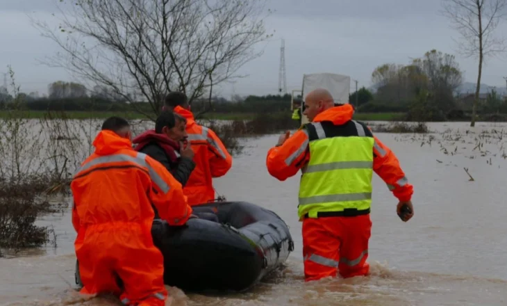 Moti i keq/ Përmbyten tokat bujqësore pasi lumi Seman doli nga shtrati, ja si paraqitet situata në qarqet e vendit