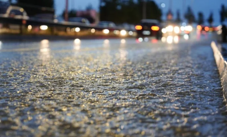 Moti i keq, përmbytje edhe në Prishtinë, ndërpritet procesi mësimor. Rrezik që lumenjtë të dalin nga shtrati