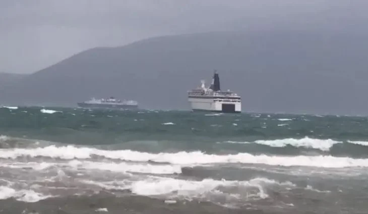 Moti i keq, pezullohet lundrimi i anijeve të peshkimit dhe trageti i linjës Vlorë-Brindisi