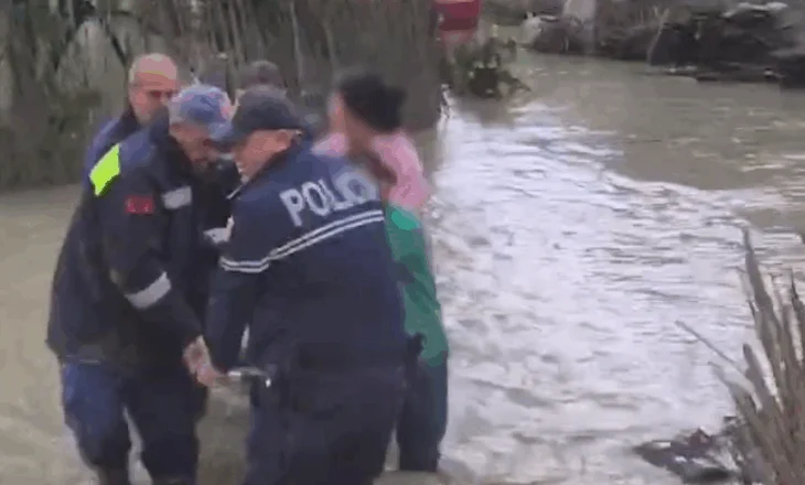 Moti i keq, policia shpëton 100-vjeçaren e bllokuar nga uji, evakuohen 5 persona