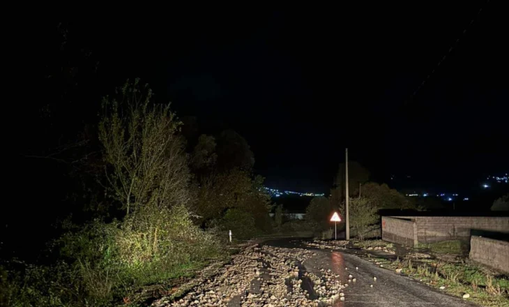 Moti i keq, rrëshqitje dherash në rrugën e Libohovës