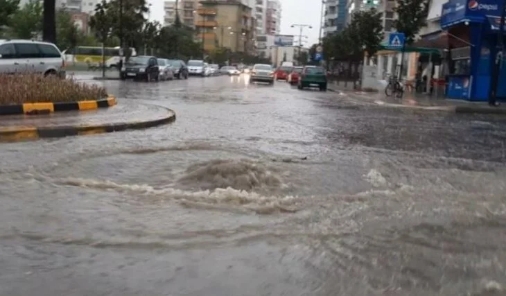 Moti i keq/ Rrezikohej çarje në digën anësore të lumit Devoll, stabilizohet situata në Elbasan