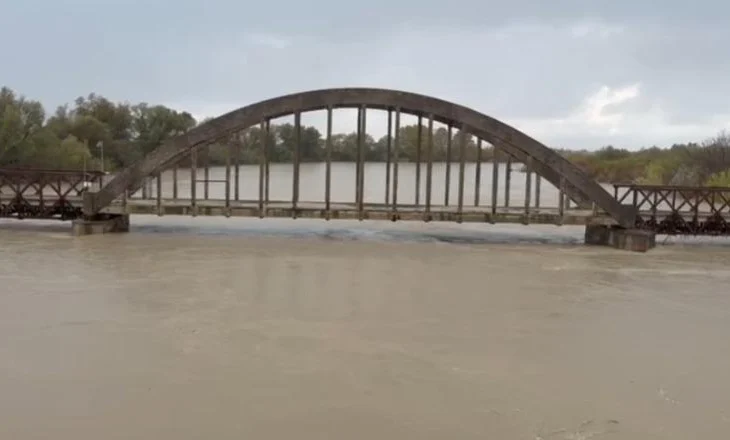 Moti i keq/ Rritet sërish niveli i lumit Vjosa, del nga shtrati pranë Urës së Mifolit në Vlorë