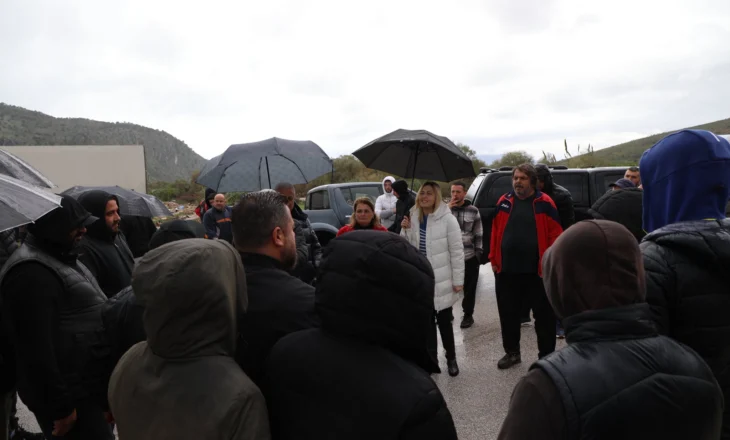 Moti i keq u dëmtoi prodhimet, Zhupa pjesë e protestës së fermerëve në Konispol: Janë lënë në mëshirë të fatit