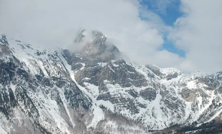 Moti ndryshon në Veri, bora zëvendëson shiun në zonat malore