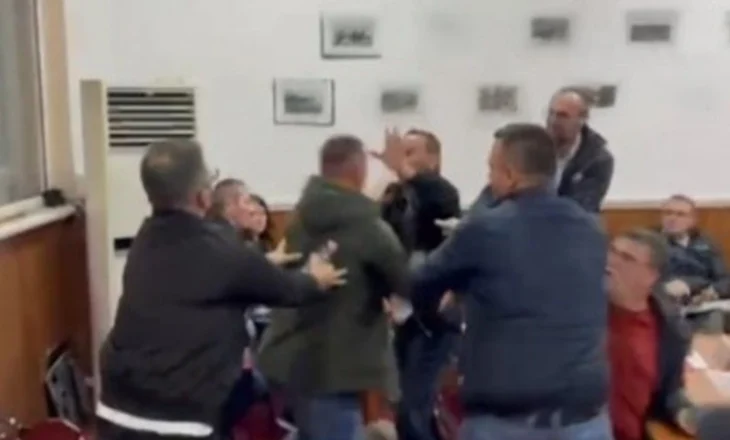 ‘Mua më thua legen’! Tokat me qera jepen për panele diellore- Arrestim dhe protestë- Si u kthye Këshilli Bashkiak në ‘arenë boksi’