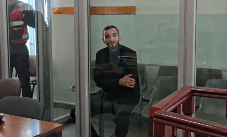 “Mund ta ketë sulmuar dikush tjetër”, lihet në burg 25-vjeçari që vrau babain me thikë në Durrës