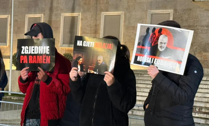 “Na gjeti Bela(ja)”/ Pankartat pikante nga protesta te Kryeministria – FOTO