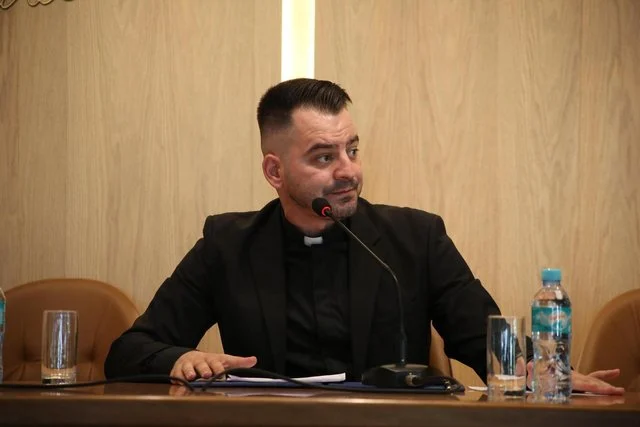 “Na i kurseni urimet e Bajramit dhe Pashkëve: Mesazh për politikën dhe hipokrizinë fetare”