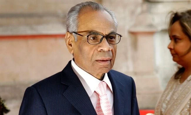 Ndahet nga jeta Patriarku i familjes më të pasur të Anglisë, jeta e tij mes shkëlqimit dhe akuzave