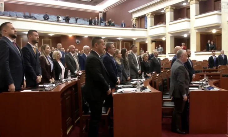 Ndarja nga jeta e Fatos Nanos, deputetët e Kuvendit mbajnë një minutë heshtje