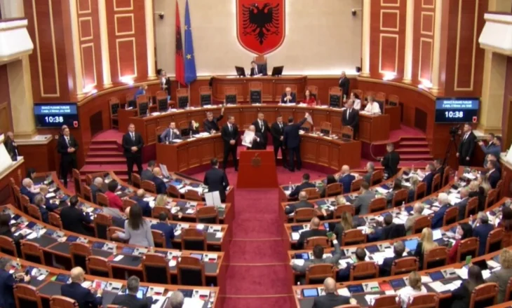 Ndërhyn garda/ Tensione në Kuvend, Peleshi i ndërpret fjalën, Berisha i shkon afër ‘karriges së pushtetit’