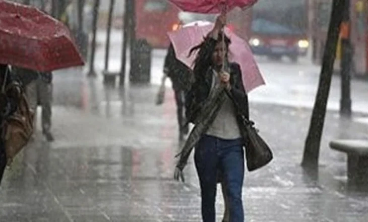 Ndërprerje të energjisë elektrike dhe prezencë uji në rrugët rurale, rikthehen reshjet e dendura te shiut në qarkun e Shkodrës