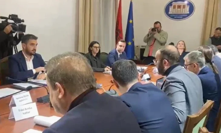Ndërpritet Komisioni i ‘Infrastrukturës’! PD kërkon Ballukun, Bardhi akuza- deputetit të PS: Ty të erdhi SPAK në shtëpi