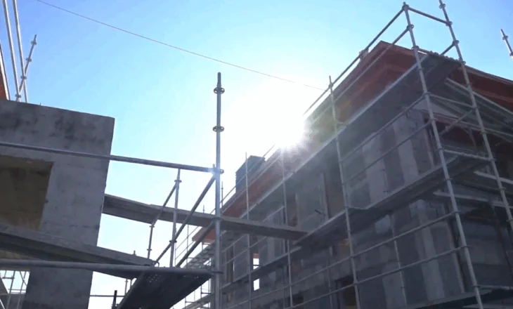 Ndërtimet pa leje në Farkë, Rama: Shkelësit futen në listën e zezë, ndërsa objektet do të prishen!